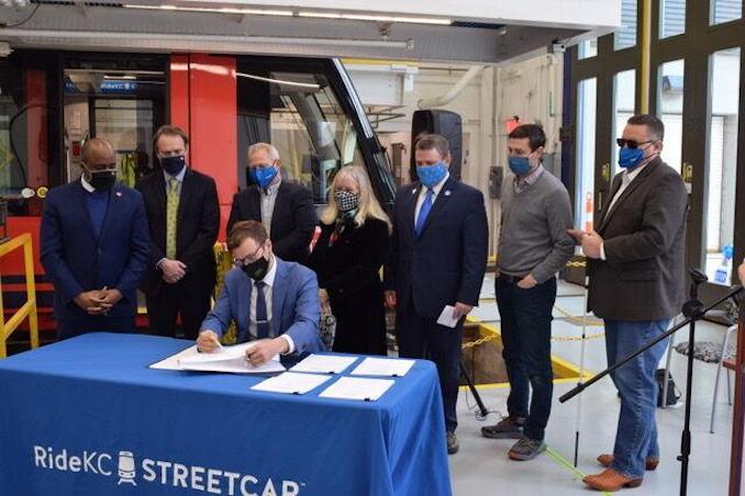 Feds award $174.1 million for extension of Kansas City streetcar Feds award $174.1 million for extension of Kansas City streetcar
